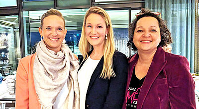 Bei dem Event in Frankfurt waren Marketing-Chefin Julia-Christin Wagner und Vertriebsexpertin Janina Pfeifer (beide NCL) sowie Deborah Theis von Wiechmann Touristik dabei, die die Destinationen Philadelphia, New Orleans und New York State vertrat Zwei blonde und eine dunkelhaarige Frau lächeln in die Kamera