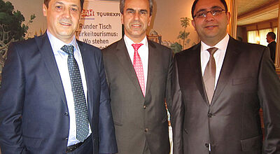 Sie führen den neuen Verein (von links): die Reisebüro-Inhaber Serdar Karacaga, Osman Benzer und Önder Sancarbarlaz
