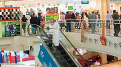 Shoppen kann man in Dubai an jeder Ecke - etwa im Deira City Centre.