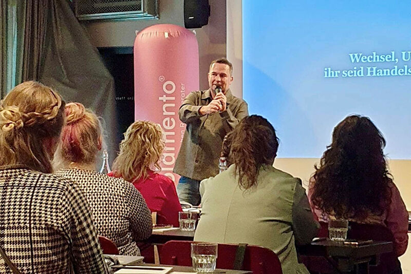 Solamento-Gründer Sascha Nitsche mit Miktofon vor Zuschauern