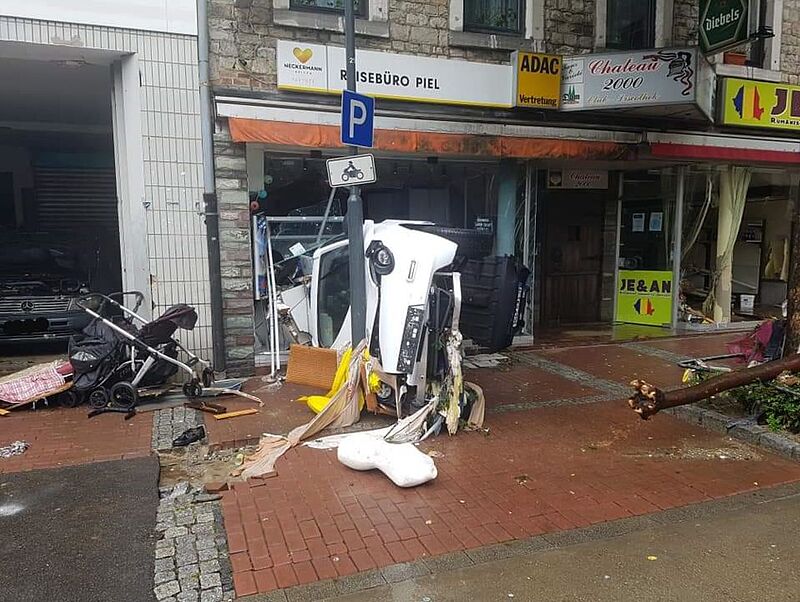 Mit den Fluten wurde auch ein Auto durch die Schaufensterscheibe ins Reisebüro von Bernd Piel hereingespült