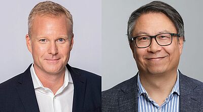 Sven Schikarsky (links) und Matthias Lange verstärken die Geschäftsführung von Dertour Deutschland Zwei Männer in Businesskleidung posieren nebeneinander vor neutralem Hintergrund. Der Mann links hat kurzes blondes Haar, trägt ein dunkles Sakko mit weißem Hemd und lächelt leicht. Der Mann rechts hat dunkles, graumeliertes Haar, trägt eine Brille, ein dunkelblaues Sakko mit einem blau-weiß gestreiften Hemd und lächelt freundlich.