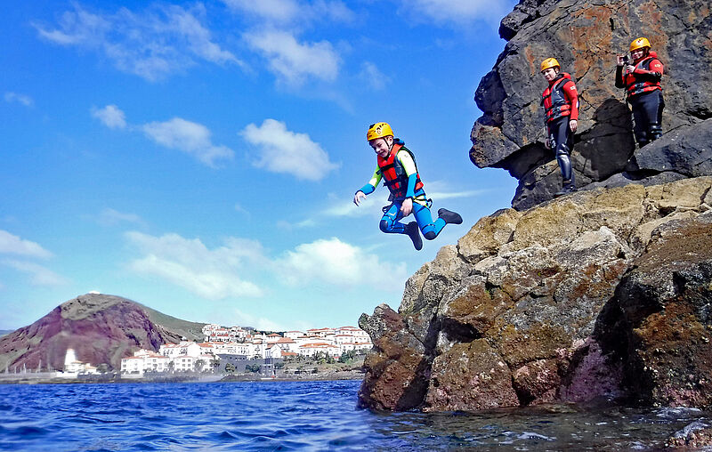 Beim Coasteering auf Madeira wird geklettert, gesprungen und geschwommen