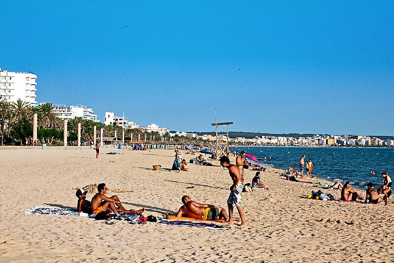Playa de Palma: Der lange Sandstrand von Mallorcas wichtigster Tourismuszone lockt auch am Abend Sonnenanbeter