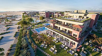 Luxuriöses Strand-Resort an der Adriaküste mit modernen Pools, Sonnenterrassen und direktem Zugang zur weitläufigen Promenade