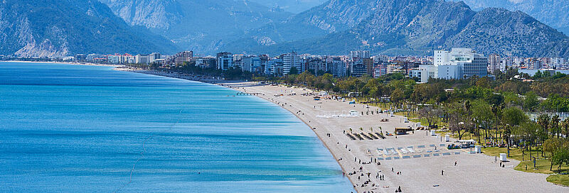 Bentour-Gründer Kadir Ugur (Mitte) mit dem türkischen Tourismusminister Mehmet Ersoy (links) und Bentour-Geschäftsführer Deniz Ugur. Foto: Bentour Bentour-Gründer Kadir Ugur (Mitte) mit dem türkischen Tourismusminister Mehmet Ersoy (links) und Bentour-Geschäftsführer Deniz Ugur. Foto: Bentour