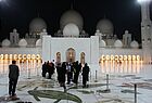 Die Scheich Zayed Moschee gehört zu den größten Moscheen der Welt…