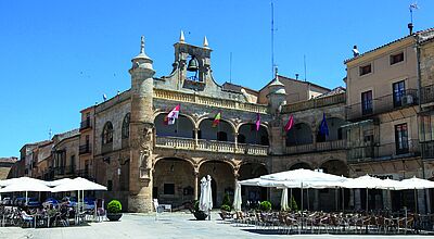 Die Plaza Mayor mit Rathaus und Restaurants