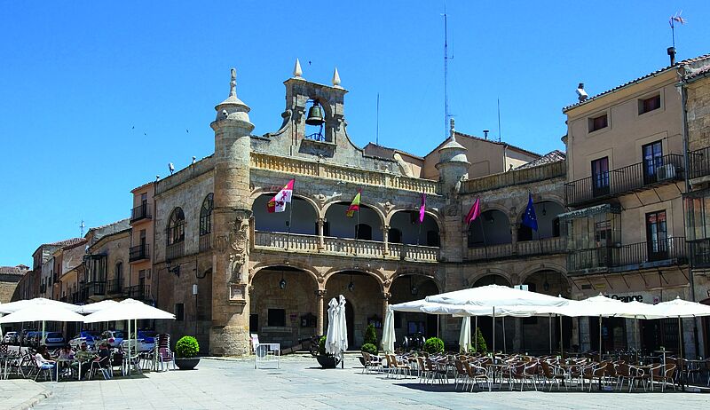 Die Plaza Mayor mit Rathaus und Restaurants