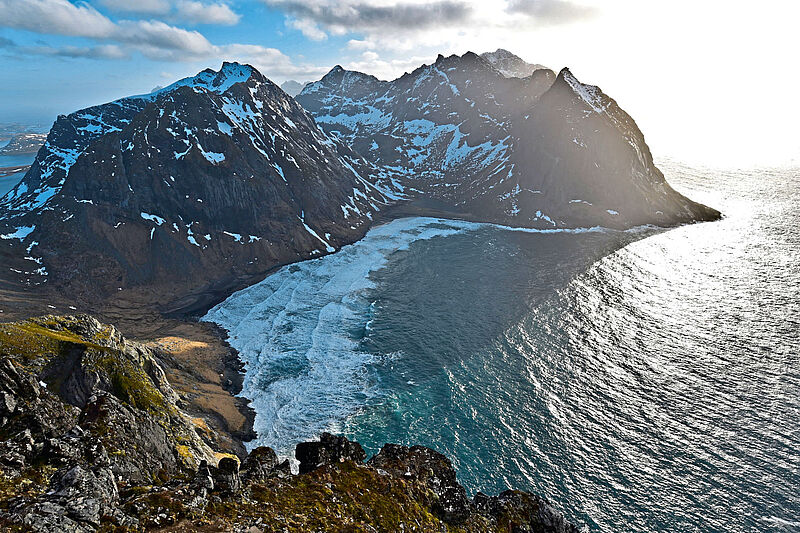 Panoramabild der Lofoten mit Bergen und Meer