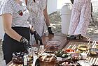 Griechisch kochen: Expedientin Christa Otto (Mitte) packt mit an 