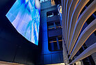 Einladend: das moderne Atrium mit Glasdach und vertikaler Videowall