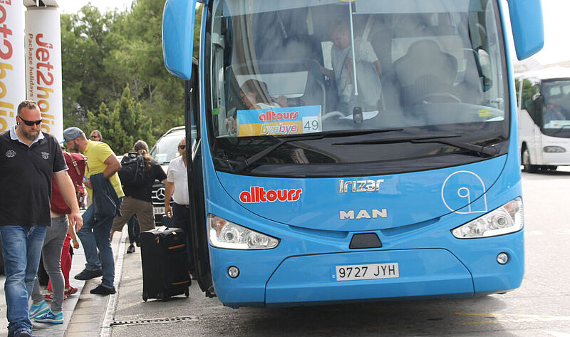 Alltours-Reisebus auf Mallorca: „Flexibel buchen“ kann man nun auch schon für den Sommer 2022