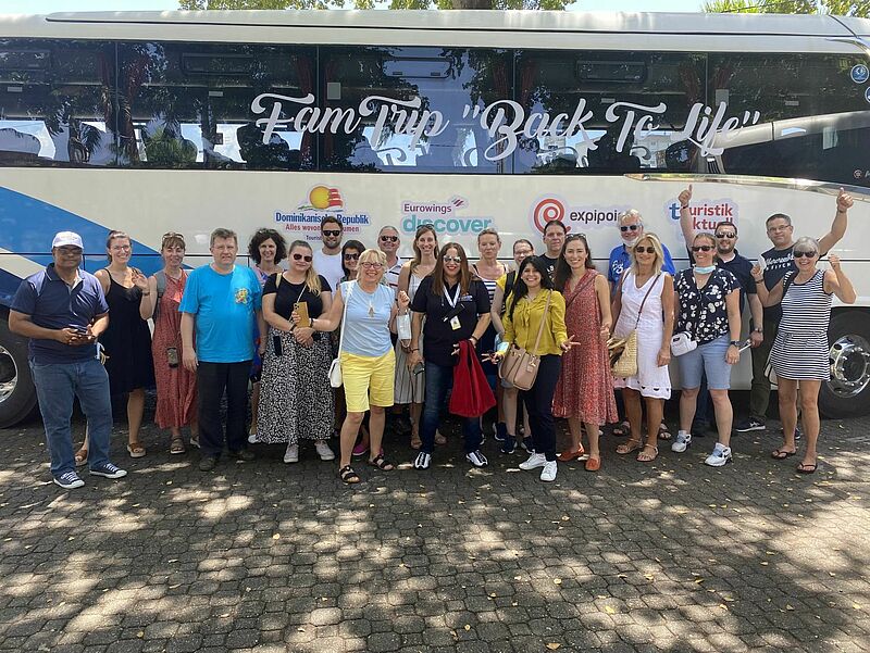 Die erste Famtrip-Gruppe vor dem Tour-Bus in Santo Domingo