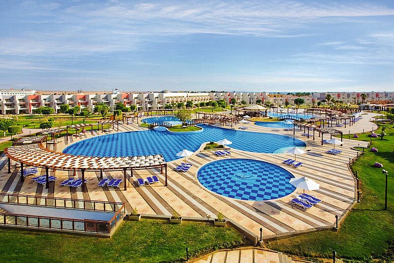 Pool-Landschaft einer Hotelanlage in Ägypten