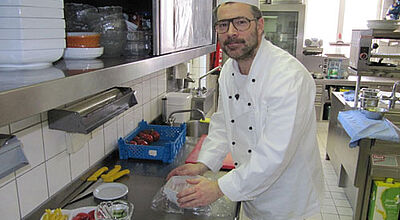 Welcome-Hotelchef Mario Pick als Küchenjunge in einem seiner Hotels