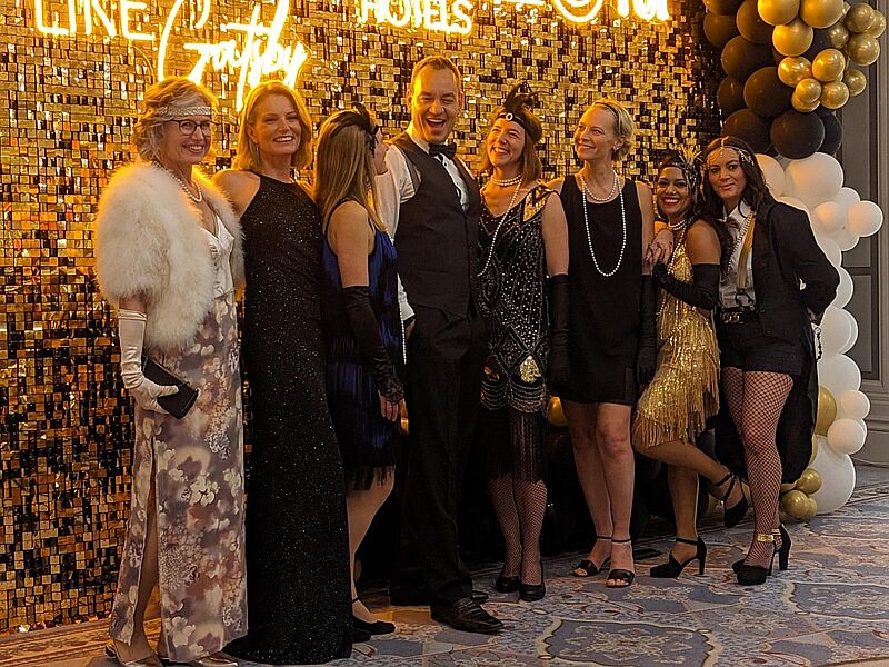 Vangelis Vassiliou von Grecotel umringt von der Damenwelt auf der "Gatsby"-Party im Rixos Premium Belek