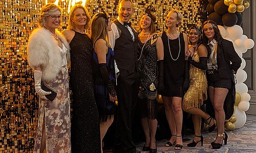 Vangelis Vassiliou von Grecotel umringt von der Damenwelt auf der "Gatsby"-Party im Rixos Premium Belek