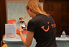 Bei der Reisemesse nutzt Mirja Beel (Key Account Management der TUI) die Zeit zwischen ihren Gesprächen für ein Foto