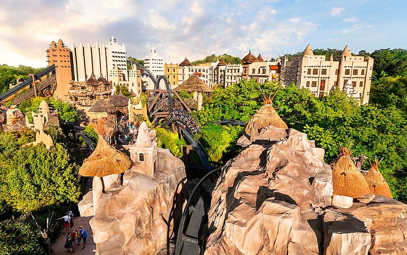 Immer wieder begegnen Trail-Besucher der Achterbahn „Black Mamba“. Foto: Phantasialand