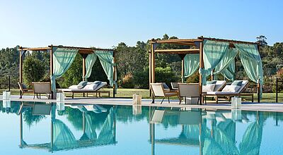 Zum Baglioni Resort Sardinia gehört auch ein 25 Meter langer Pool. Foto: Baglioni