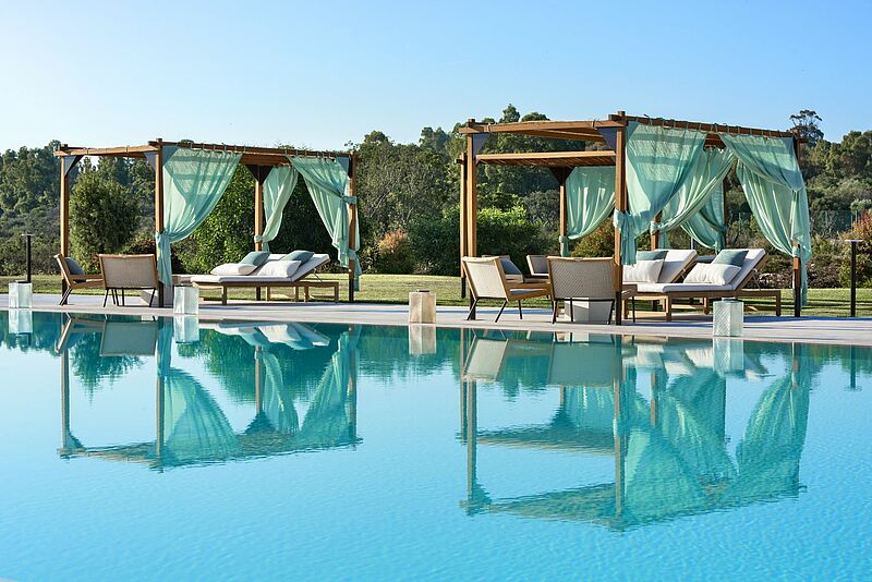 Zum Baglioni Resort Sardinia gehört auch ein 25 Meter langer Pool. Foto: Baglioni