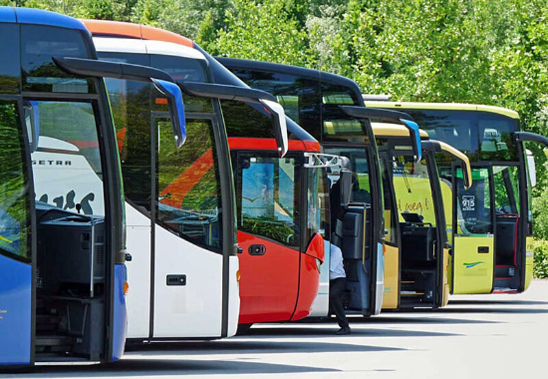 Busreisen: Künftig soll es zwei Buchungsportale für die Branche geben. Foto: AngelaL/www.pixelio.de