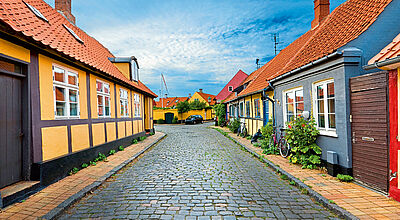 Straßenszene aus der Inselhauptstadt Rönne. Foto: Mariusz Switulski/iStockphoto