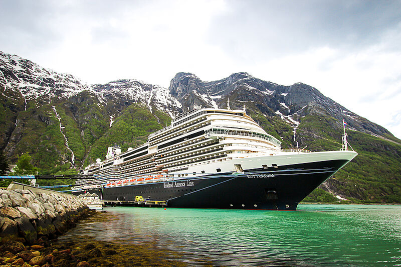 Das neue Flagschiff der Reederei, die Rotterdam, im Hafen von Eidfjord in Norwegen
