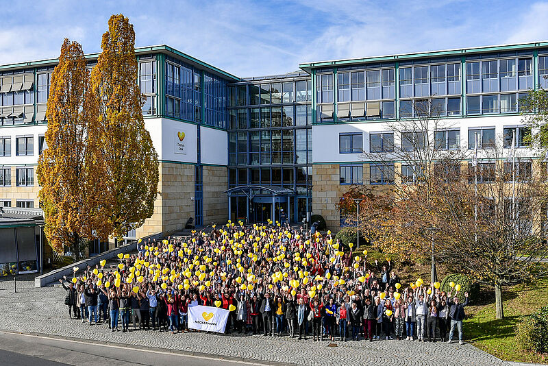 Adieu Sunny Heart: Mit einem Gruppenbild vor der Thomas Cook Zentrale in Oberursel verabschieden sich die Mitarbeiter