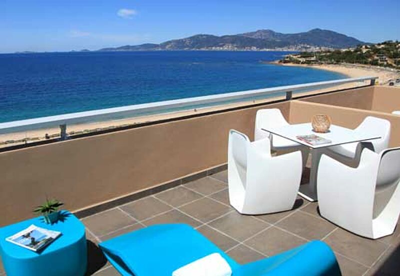 Alle 170 Zimmer im Radisson Blu Resort & Spa, Ajaccio Bay haben eine Terrasse