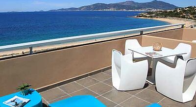 Alle 170 Zimmer im Radisson Blu Resort & Spa, Ajaccio Bay haben eine Terrasse