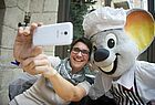 Selfie mit dem Maskottchen des Europa-Parks