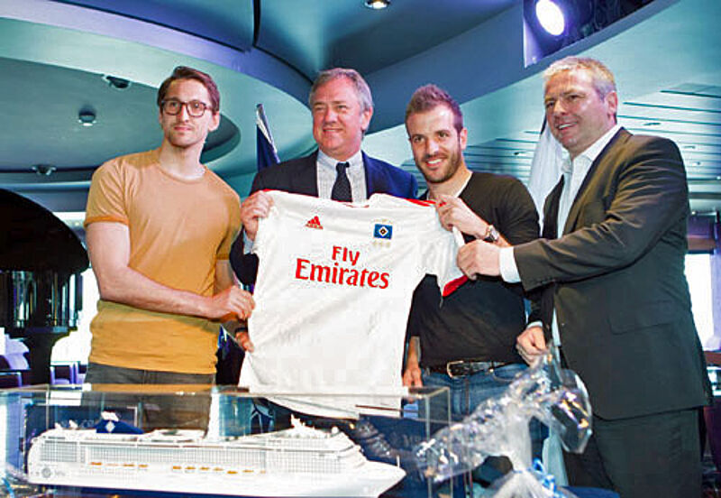 Trikotsponsor bleibt Emirates – aber auf Kreuzfahrt geht der HSV mit MSC (v.l.n.r.): HSV-Keeper René Adler, MSC-Boss Pierfrancesco Vago, HSV-Kapitän Rafael van der Vaart und MSC-Geschäftsführer Michael Zengerle