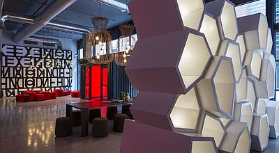 So sieht die Lobby des Radisson Red in Kapstadt aus