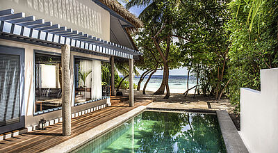 Die Strandvillen im Raffles Maldives Meradhoo haben einen eigenen Pool