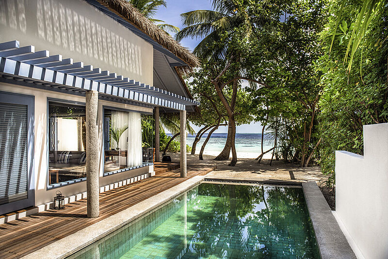 Die Strandvillen im Raffles Maldives Meradhoo haben einen eigenen Pool
