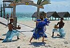Yemaya, die blau gekleidete Santeria-Göttin, tanzt am Strand