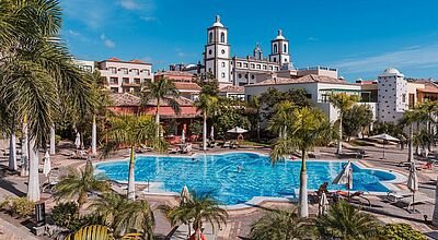 Das Hotel Lopesan Villa del Conde auf Gran Canaria ist wie ein kanarisches Dorf gebaut und hat einen Pool