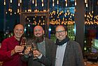 Auftaktabend in der Event-Location „Felix“, hier mit Markus Patho (Mitte) und Michael Riebel (rechts) von Siamar Reisen in Leipzig mit Matthias Gürtler (touristik aktuell)