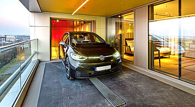 In den Carloft-Zimmern können die Gäste ihr Auto parken. Foto: studio-khf.de