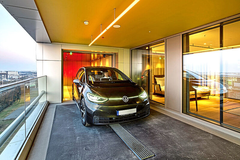 In den Carloft-Zimmern können die Gäste ihr Auto parken. Foto: studio-khf.de