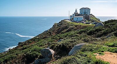 Ein Leuchtturm steht auf einer Klippe