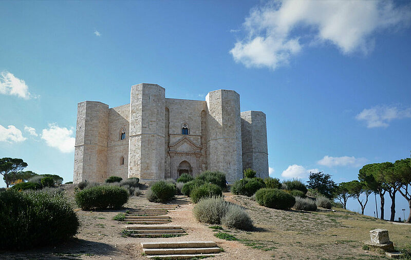Wer nach Apulien – im Bild das berühmte Castel del Monte – einreist, muss sich vorab online registrieren