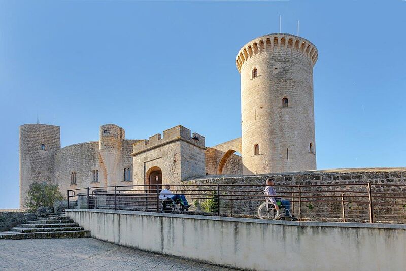 Damit mehr Menschen mit Handicap Sehenswürdigkeiten auf Mallorca besuchen können, im Foto das Castell de Bellver in Palma, hat die Baleareninsel einen Förderplan erstellt