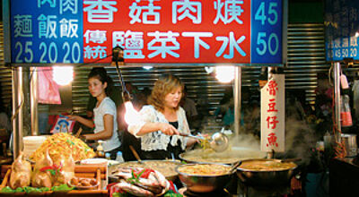 Auf dem Nachtmarkt ist das Essen konkurrenzlos günstig - und in Taiwan auch ohne Risiko.
