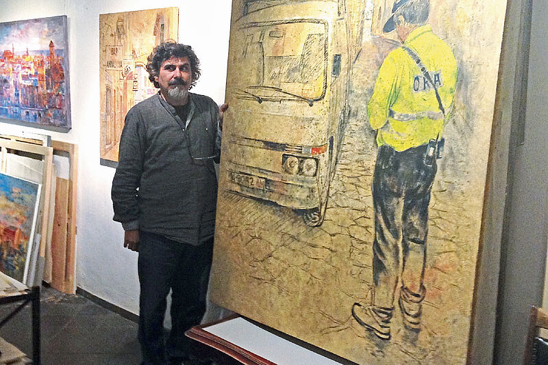 Xisco Fuentes vor einem seiner Werke