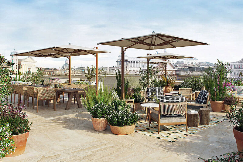 Ab Herbst können Reisende auf dieser Terrasse des Six Senses Rome sitzen. Foto: Six Senses