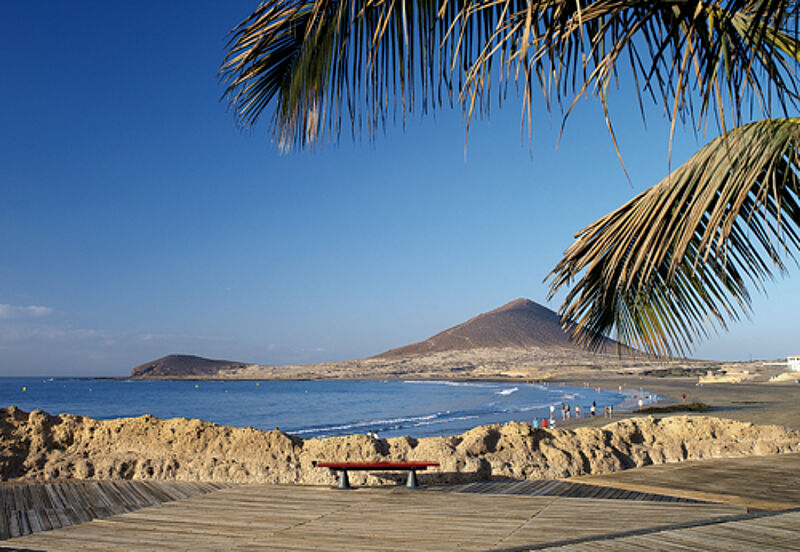 Die Kanarischen Inseln – hier El Medano auf Teneriffa – sind wichtigstes Winterziel der Großveranstalter
