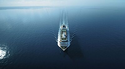 Luftaufnahme eines Kreuzfahrtschiffes in ruhiger See